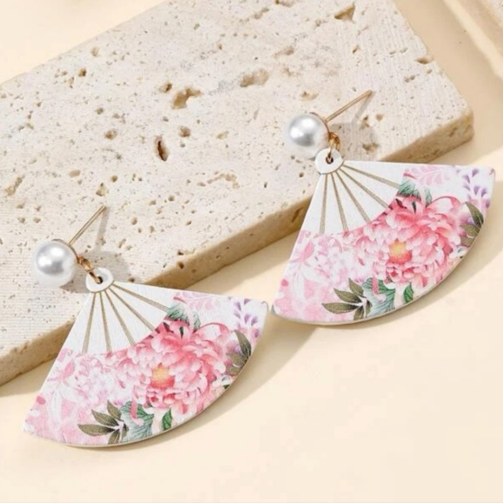 Moda Acrylic Fan Floral Earrings